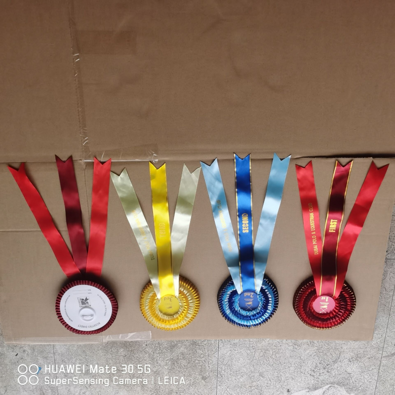 Szalagkoszorú jelvény, tinplate anyagból, kézzel készített, esküvőre, üzleti ajándék