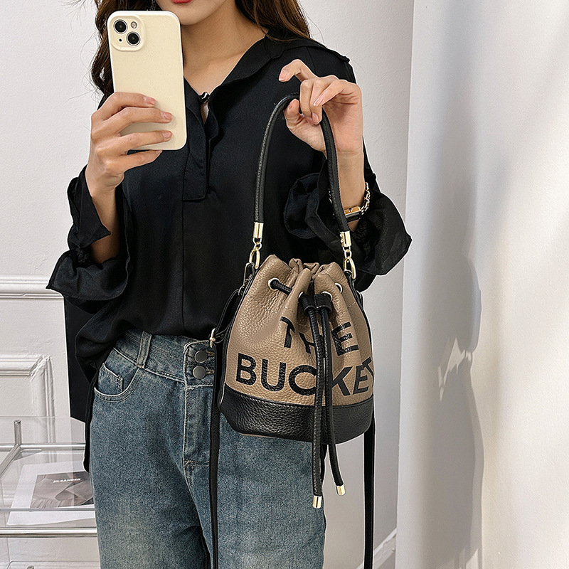 Patchwork drawstring bucket táska - PU anyag, vödör alak, szalaggal nyitható, egy vállpánt