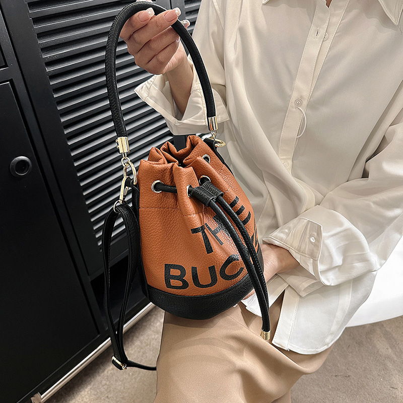 Patchwork drawstring bucket táska - PU anyag, vödör alak, szalaggal nyitható, egy vállpánt