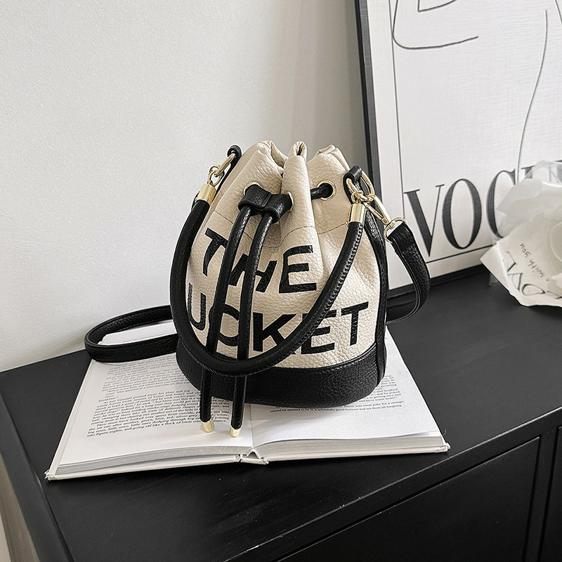 Patchwork drawstring bucket táska - PU anyag, vödör alak, szalaggal nyitható, egy vállpánt