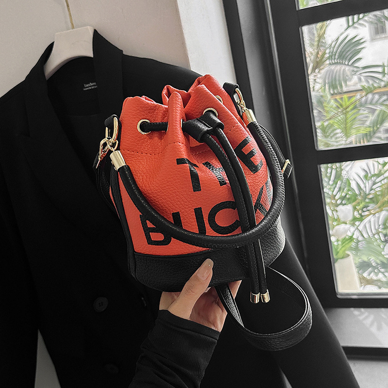 Patchwork drawstring bucket táska - PU anyag, vödör alak, szalaggal nyitható, egy vállpánt