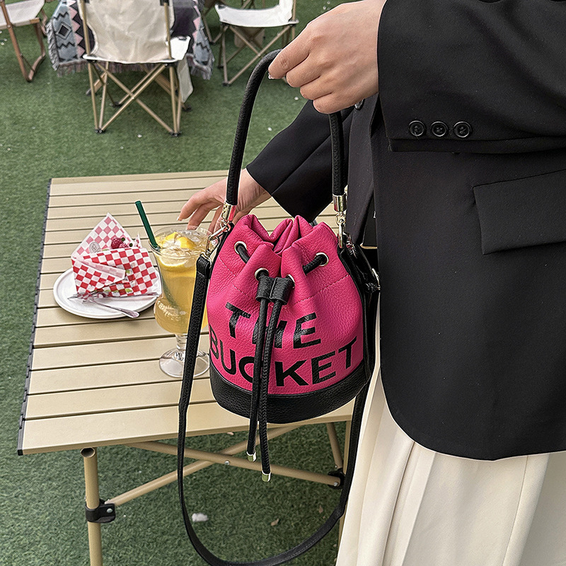 Patchwork drawstring bucket táska - PU anyag, vödör alak, szalaggal nyitható, egy vállpánt