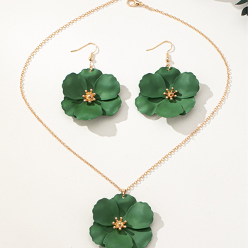 Fülbevaló és nyaklánc készlet – fém, keresztezett lánc, virágos növényi mintázat, hideg és távolságtartó stílus, 2025 nyár