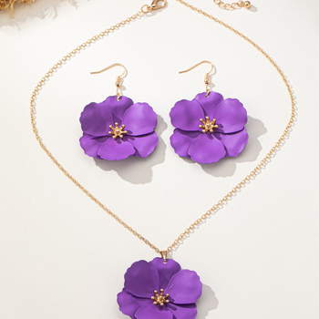 Fülbevaló és nyaklánc készlet – fém, keresztezett lánc, virágos növényi mintázat, hideg és távolságtartó stílus, 2025 nyár