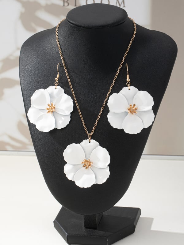 Fülbevaló és nyaklánc készlet – fém, keresztezett lánc, virágos növényi mintázat, hideg és távolságtartó stílus, 2025 nyár