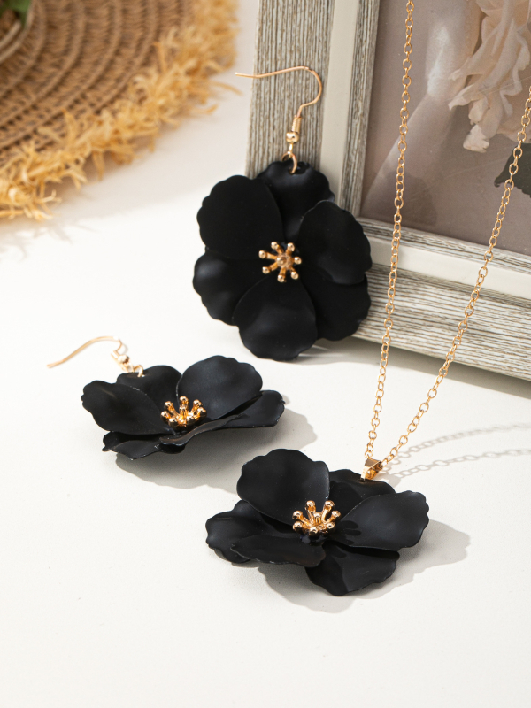 Fülbevaló és nyaklánc készlet – fém, keresztezett lánc, virágos növényi mintázat, hideg és távolságtartó stílus, 2025 nyár