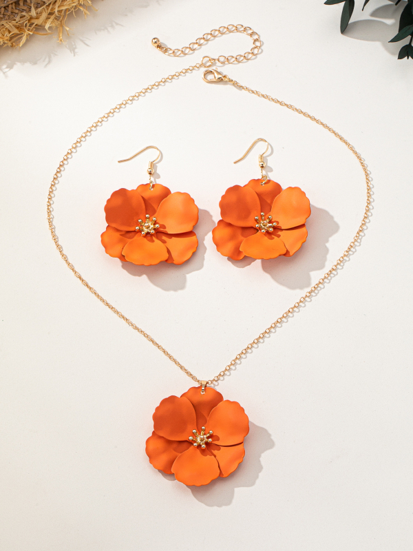 Fülbevaló és nyaklánc készlet – fém, keresztezett lánc, virágos növényi mintázat, hideg és távolságtartó stílus, 2025 nyár