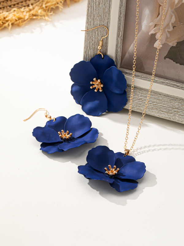 Fülbevaló és nyaklánc készlet – fém, keresztezett lánc, virágos növényi mintázat, hideg és távolságtartó stílus, 2025 nyár