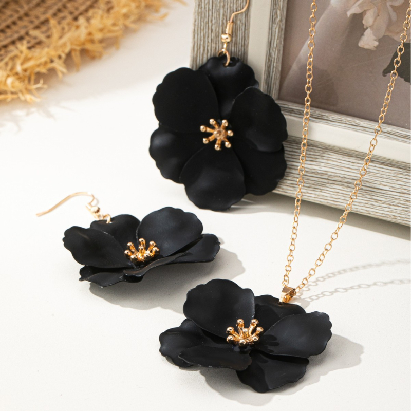 Fülbevaló és nyaklánc készlet – fém, keresztezett lánc, virágos növényi mintázat, hideg és távolságtartó stílus, 2025 nyár