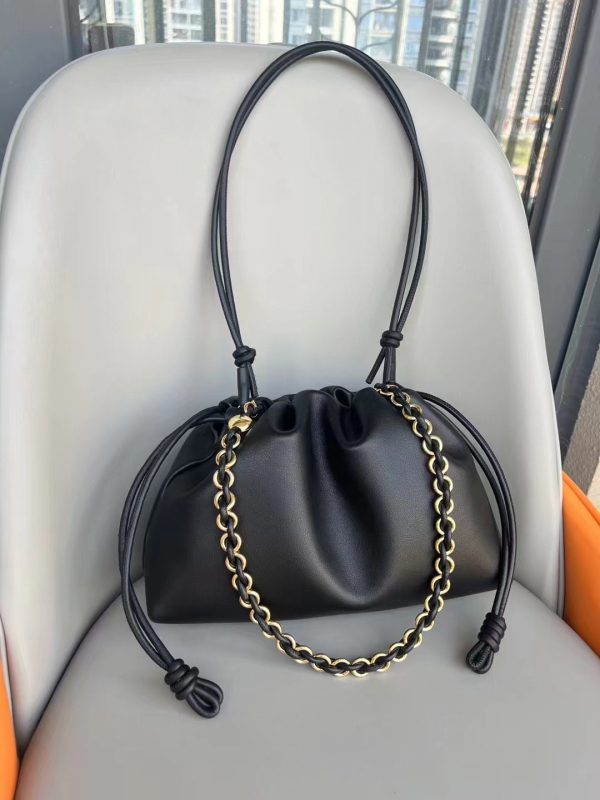 Torba za ramena s dizajnom oblaka, prirodna koža, prvi sloj kože, zatvaranje šnrom, pravokutni oblik