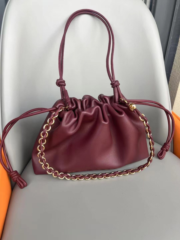 Torba za ramena s dizajnom oblaka, prirodna koža, prvi sloj kože, zatvaranje šnrom, pravokutni oblik