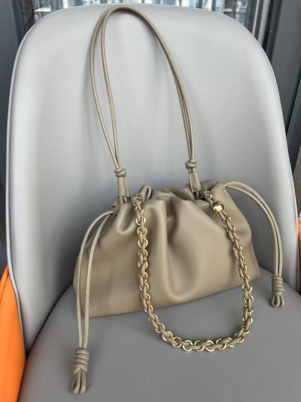 Torba za ramena s dizajnom oblaka, prirodna koža, prvi sloj kože, zatvaranje šnrom, pravokutni oblik