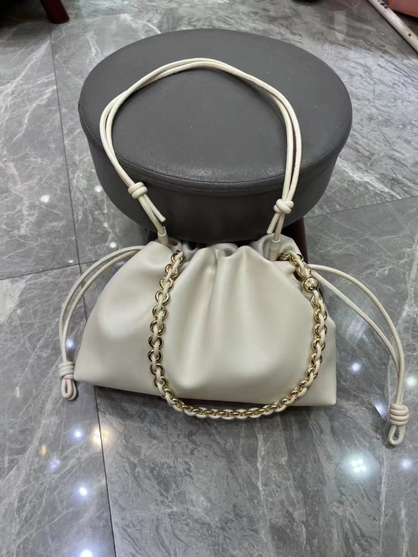 Torba za ramena s dizajnom oblaka, prirodna koža, prvi sloj kože, zatvaranje šnrom, pravokutni oblik