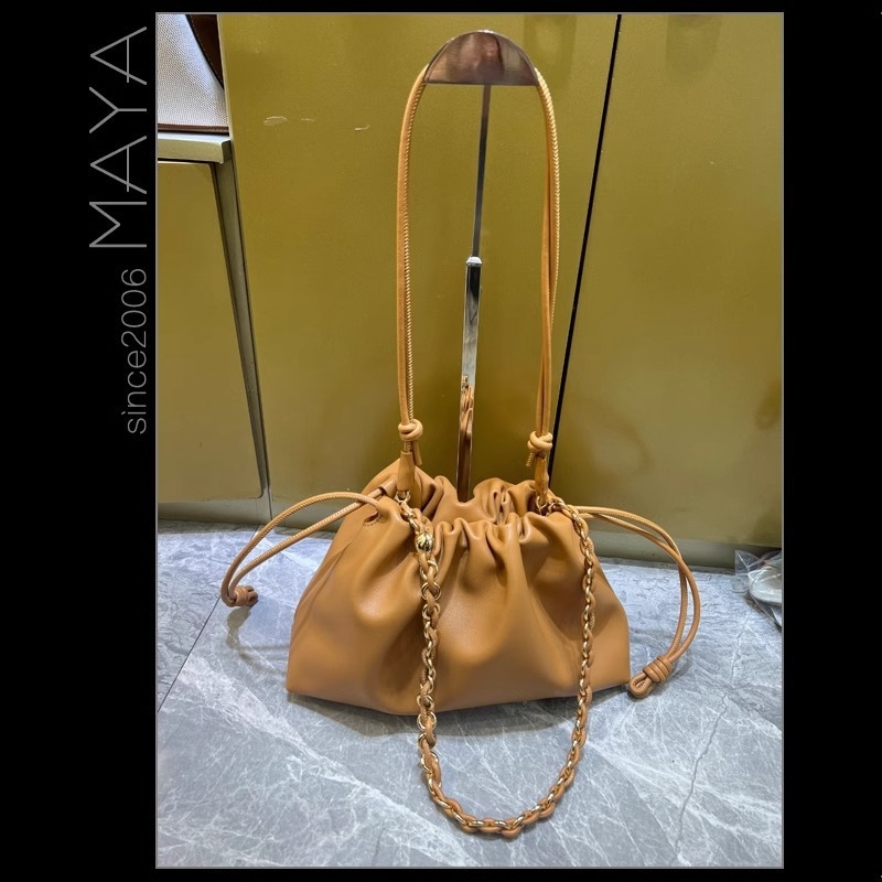 Torba za ramena s dizajnom oblaka, prirodna koža, prvi sloj kože, zatvaranje šnrom, pravokutni oblik