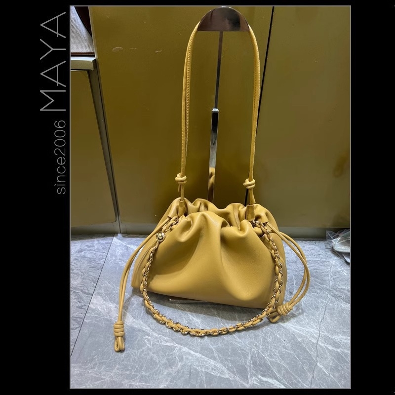 Torba za ramena s dizajnom oblaka, prirodna koža, prvi sloj kože, zatvaranje šnrom, pravokutni oblik