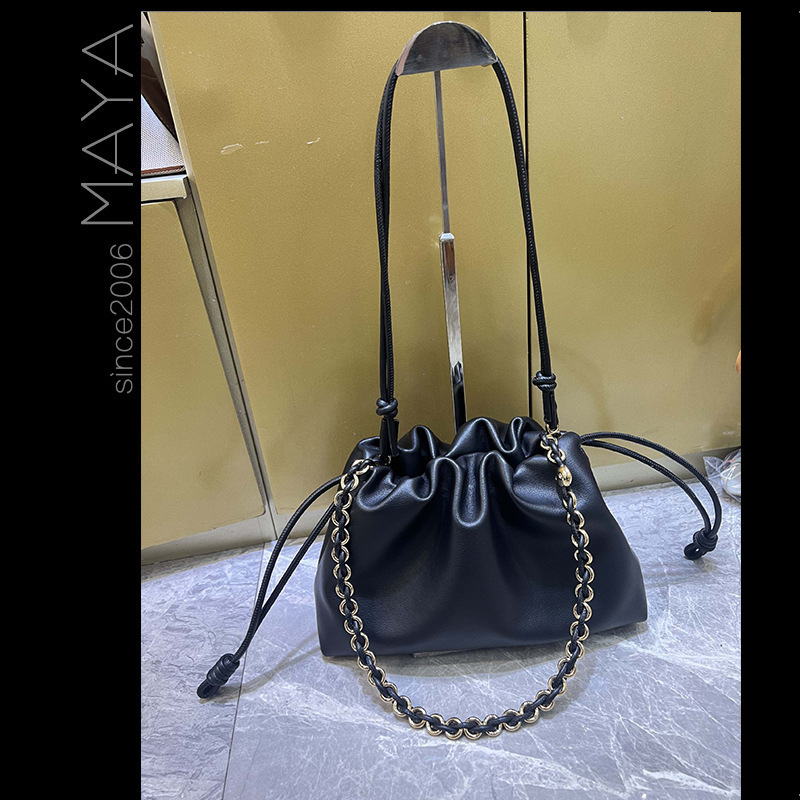 Torba za ramena s dizajnom oblaka, prirodna koža, prvi sloj kože, zatvaranje šnrom, pravokutni oblik