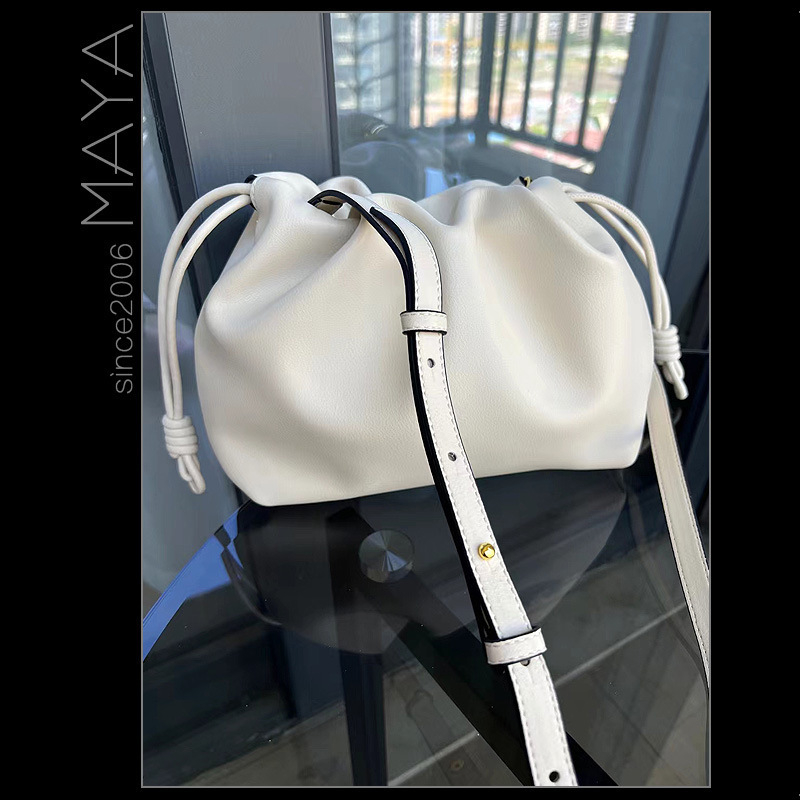 Torba za ramena s dizajnom oblaka, prirodna koža, prvi sloj kože, zatvaranje šnrom, pravokutni oblik