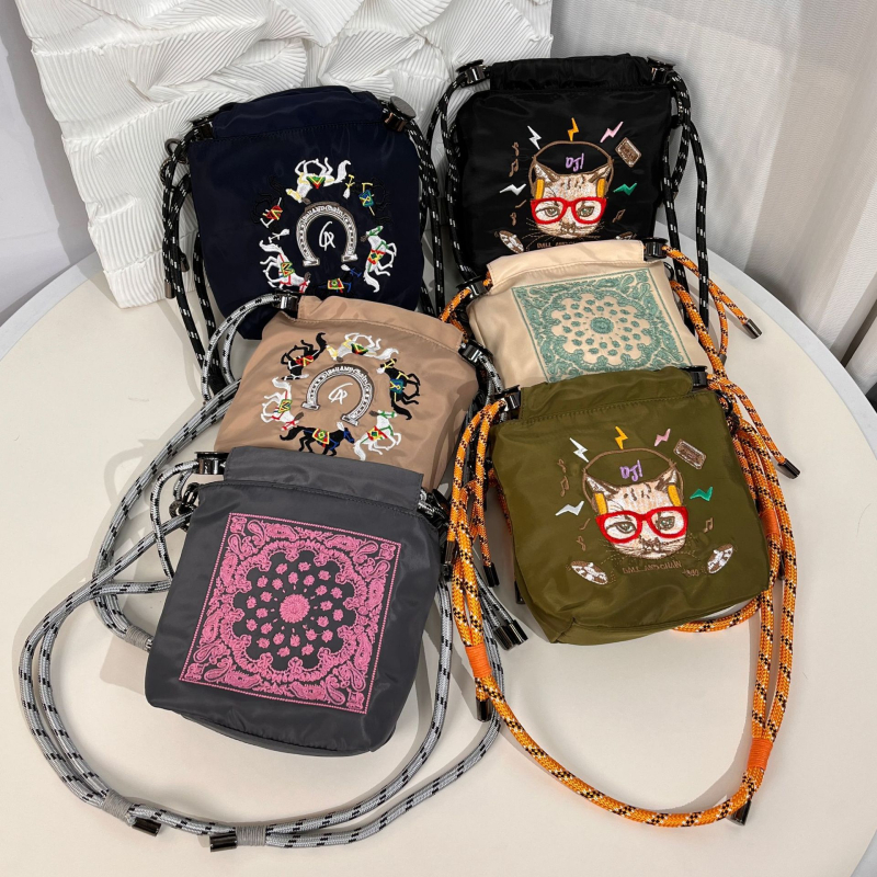 Izšivena pojasna torbica, uspravni kvadratni oblik, materijal: diving cloth, podstava Oxford, način otvaranja: otvoreno, unutarnja džep za mobitel