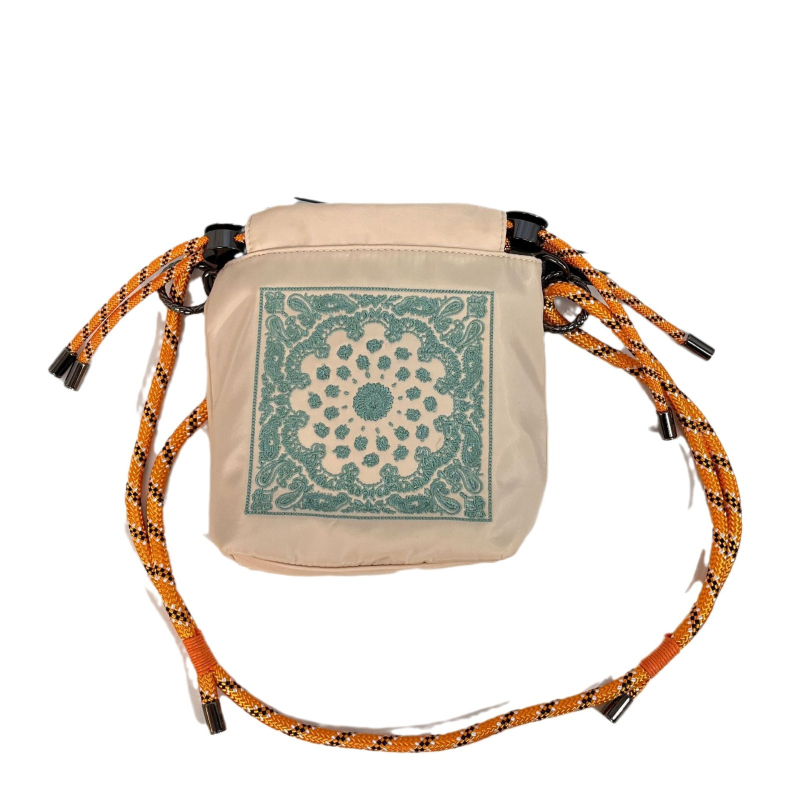 Izšivena pojasna torbica, uspravni kvadratni oblik, materijal: diving cloth, podstava Oxford, način otvaranja: otvoreno, unutarnja džep za mobitel