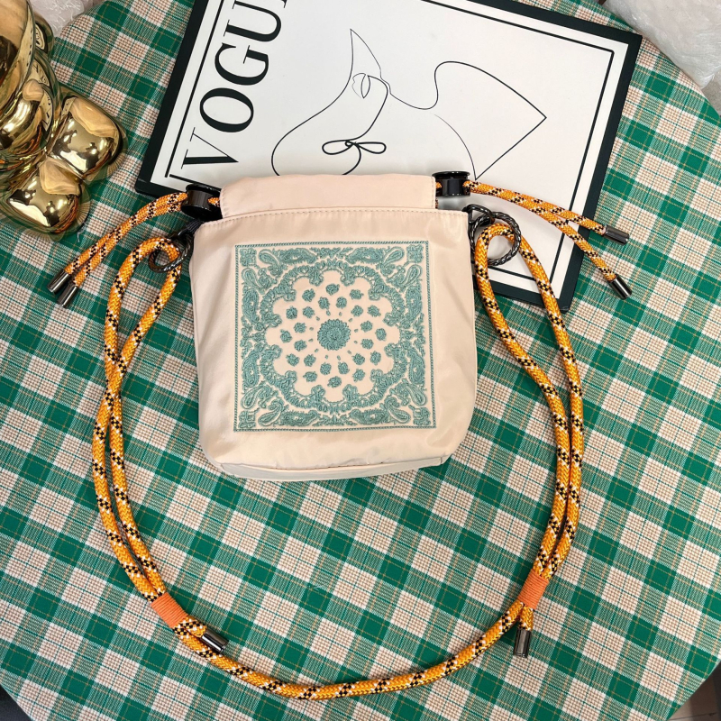 Izšivena pojasna torbica, uspravni kvadratni oblik, materijal: diving cloth, podstava Oxford, način otvaranja: otvoreno, unutarnja džep za mobitel