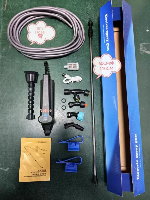 Klaishi plastová prenášateľná kanvička na zavlažovanie/postrek s atomizačnou tryskou, model KLC-7.4VTDPWQ