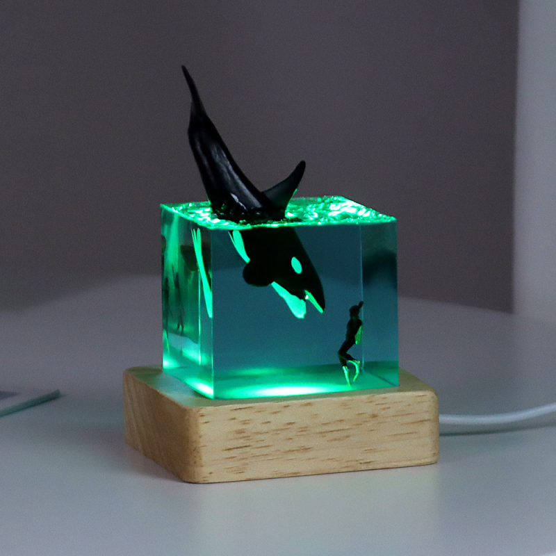 Noćna lampa od smole – mikro krajolik s morskom velrybom, stolna dekoracija, moderni minimalistički stil