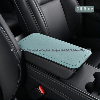 Automobiļa rokas balsta spilvens - ultra plāns pūkains centrālais rokas balsta pārvalks, trīsstūra perforācijas, četros gadalaikos universāls, PU materiāls, logotipa drukāšana pieejama