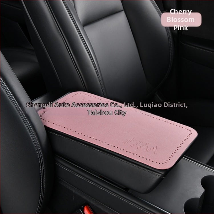 Automobiļa rokas balsta spilvens - ultra plāns pūkains centrālais rokas balsta pārvalks, trīsstūra perforācijas, četros gadalaikos universāls, PU materiāls, logotipa drukāšana pieejama