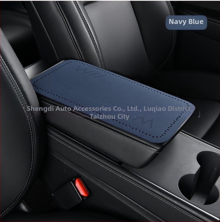 Automobiļa rokas balsta spilvens - ultra plāns pūkains centrālais rokas balsta pārvalks, trīsstūra perforācijas, četros gadalaikos universāls, PU materiāls, logotipa drukāšana pieejama