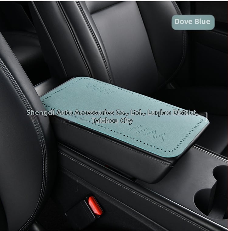 Automobiļa rokas balsta spilvens - ultra plāns pūkains centrālais rokas balsta pārvalks, trīsstūra perforācijas, četros gadalaikos universāls, PU materiāls, logotipa drukāšana pieejama