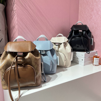 Ženski ruksak od prave kože s poklopcem, zatvaranje šnira. Unutarnje pretince: pretinac sa zipom, pretinac za mobitel, pretinac za identifikacijsku iskaznicu, laminirani pretinac sa zipom, pretinac za kameru. Pogodan za slobodno vrijeme i putovanja. Prozra