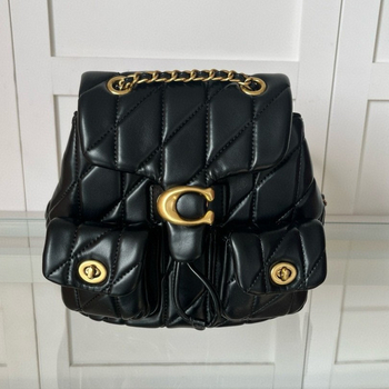 Ženski ruksak od prave kože s poklopcem, zatvaranje šnira. Unutarnje pretince: pretinac sa zipom, pretinac za mobitel, pretinac za identifikacijsku iskaznicu, laminirani pretinac sa zipom, pretinac za kameru. Pogodan za slobodno vrijeme i putovanja. Prozra