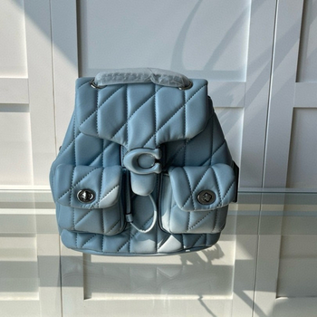 Ženski ruksak od prave kože s poklopcem, zatvaranje šnira. Unutarnje pretince: pretinac sa zipom, pretinac za mobitel, pretinac za identifikacijsku iskaznicu, laminirani pretinac sa zipom, pretinac za kameru. Pogodan za slobodno vrijeme i putovanja. Prozra