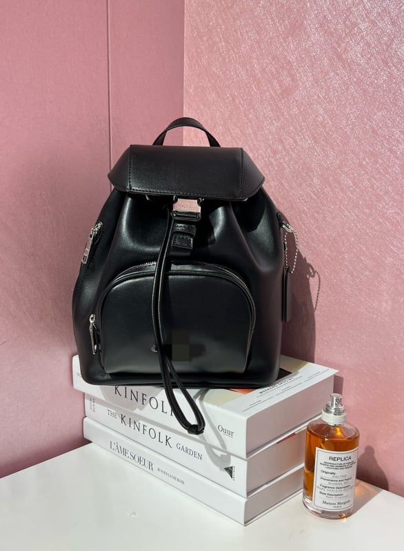 Ženski ruksak od prave kože s poklopcem, zatvaranje šnira. Unutarnje pretince: pretinac sa zipom, pretinac za mobitel, pretinac za identifikacijsku iskaznicu, laminirani pretinac sa zipom, pretinac za kameru. Pogodan za slobodno vrijeme i putovanja. Prozra