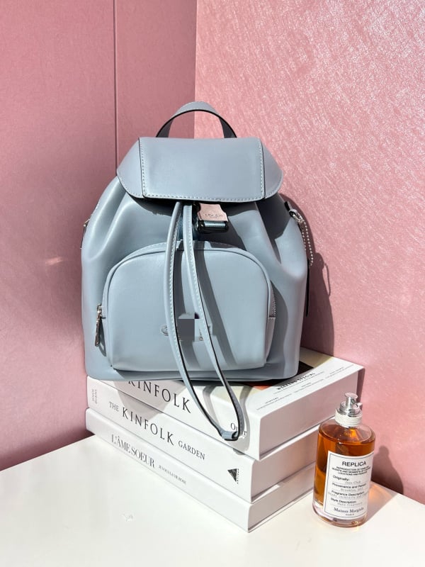 Ženski ruksak od prave kože s poklopcem, zatvaranje šnira. Unutarnje pretince: pretinac sa zipom, pretinac za mobitel, pretinac za identifikacijsku iskaznicu, laminirani pretinac sa zipom, pretinac za kameru. Pogodan za slobodno vrijeme i putovanja. Prozra