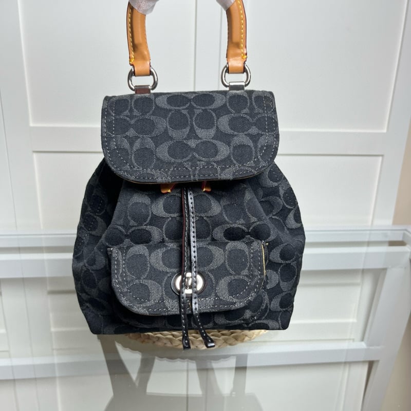 Ženski ruksak od prave kože s poklopcem, zatvaranje šnira. Unutarnje pretince: pretinac sa zipom, pretinac za mobitel, pretinac za identifikacijsku iskaznicu, laminirani pretinac sa zipom, pretinac za kameru. Pogodan za slobodno vrijeme i putovanja. Prozra