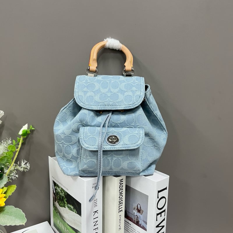 Ženski ruksak od prave kože s poklopcem, zatvaranje šnira. Unutarnje pretince: pretinac sa zipom, pretinac za mobitel, pretinac za identifikacijsku iskaznicu, laminirani pretinac sa zipom, pretinac za kameru. Pogodan za slobodno vrijeme i putovanja. Prozra