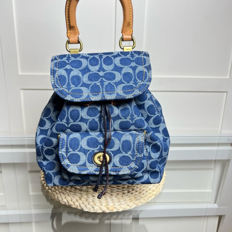 Ženski ruksak od prave kože s poklopcem, zatvaranje šnira. Unutarnje pretince: pretinac sa zipom, pretinac za mobitel, pretinac za identifikacijsku iskaznicu, laminirani pretinac sa zipom, pretinac za kameru. Pogodan za slobodno vrijeme i putovanja. Prozra