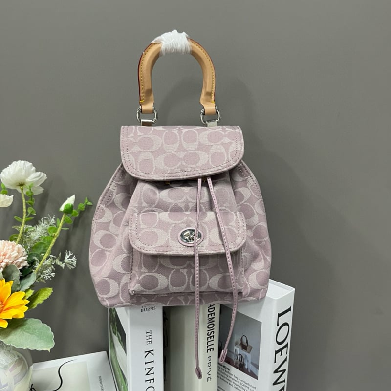 Ženski ruksak od prave kože s poklopcem, zatvaranje šnira. Unutarnje pretince: pretinac sa zipom, pretinac za mobitel, pretinac za identifikacijsku iskaznicu, laminirani pretinac sa zipom, pretinac za kameru. Pogodan za slobodno vrijeme i putovanja. Prozra