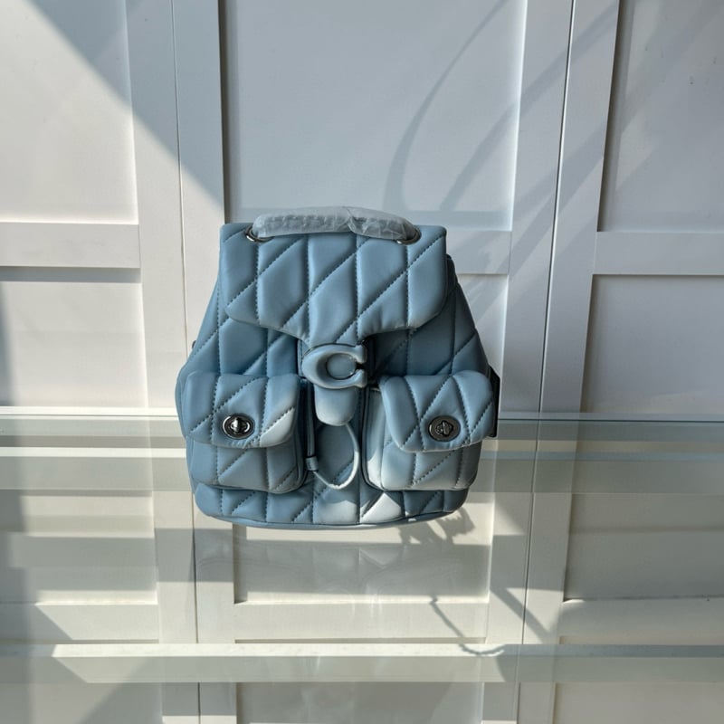 Ženski ruksak od prave kože s poklopcem, zatvaranje šnira. Unutarnje pretince: pretinac sa zipom, pretinac za mobitel, pretinac za identifikacijsku iskaznicu, laminirani pretinac sa zipom, pretinac za kameru. Pogodan za slobodno vrijeme i putovanja. Prozra