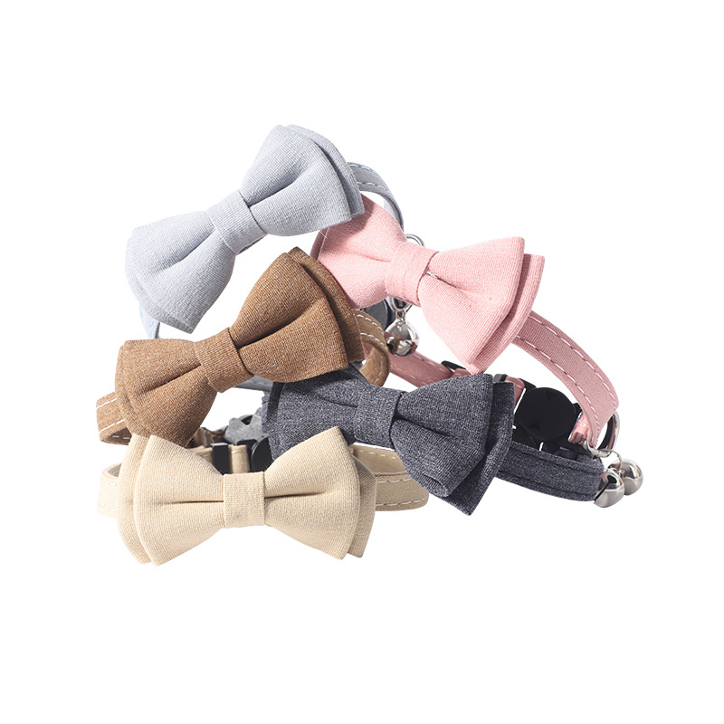 Colier pentru pisică din material textil, cu funda și clopoțel, model grilă