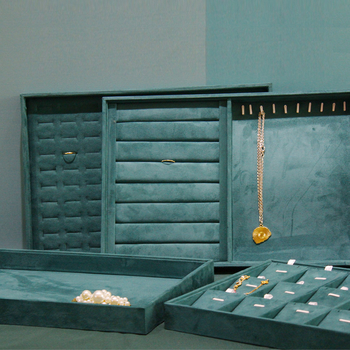 Suport de bijuterii cu interior din flanel, formă pătrată, carcasă din lemn masiv, 1 nivel