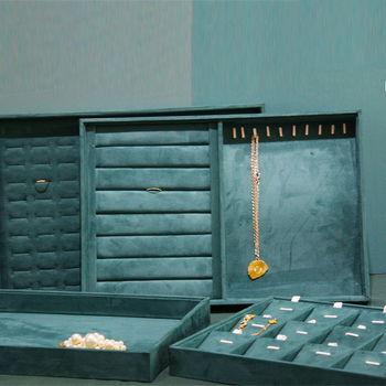 Suport de bijuterii cu interior din flanel, formă pătrată, carcasă din lemn masiv, 1 nivel