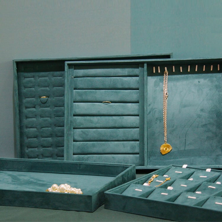 Suport de bijuterii cu interior din flanel, formă pătrată, carcasă din lemn masiv, 1 nivel