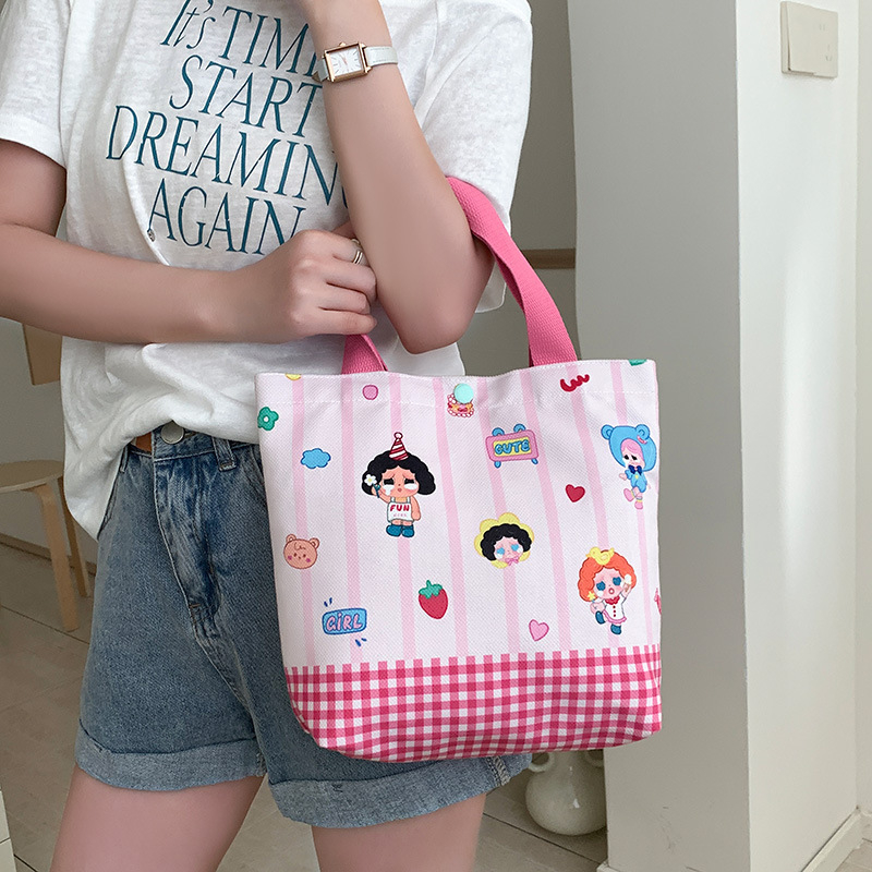 Dámska taška z plátna, z polyesteru, vertikálny štvorcový tvar, zapínanie na sponu, bez podšívky, vnútorná kapsa s patch