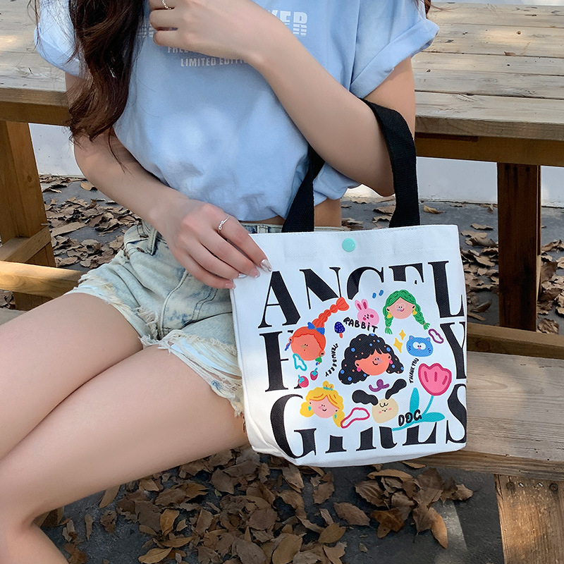 Dámska taška z plátna, z polyesteru, vertikálny štvorcový tvar, zapínanie na sponu, bez podšívky, vnútorná kapsa s patch