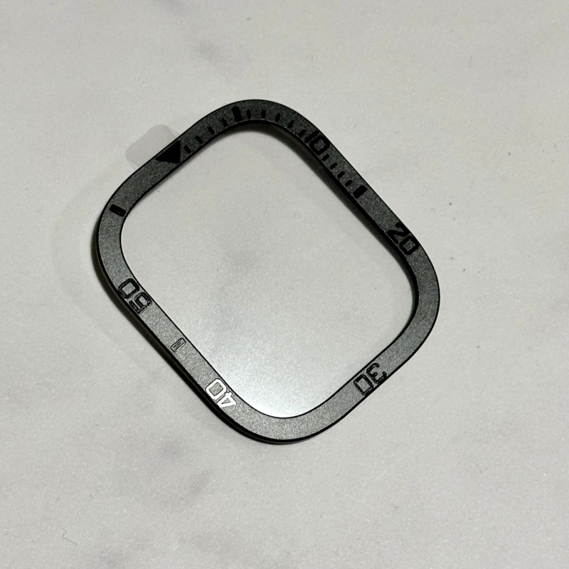 Ekrano rėmelis su integruota grūdinto stiklo ekrano apsauga Apple Watch Ultra 1/2 — aliuminio lydinys, 10 g, Geek thinking