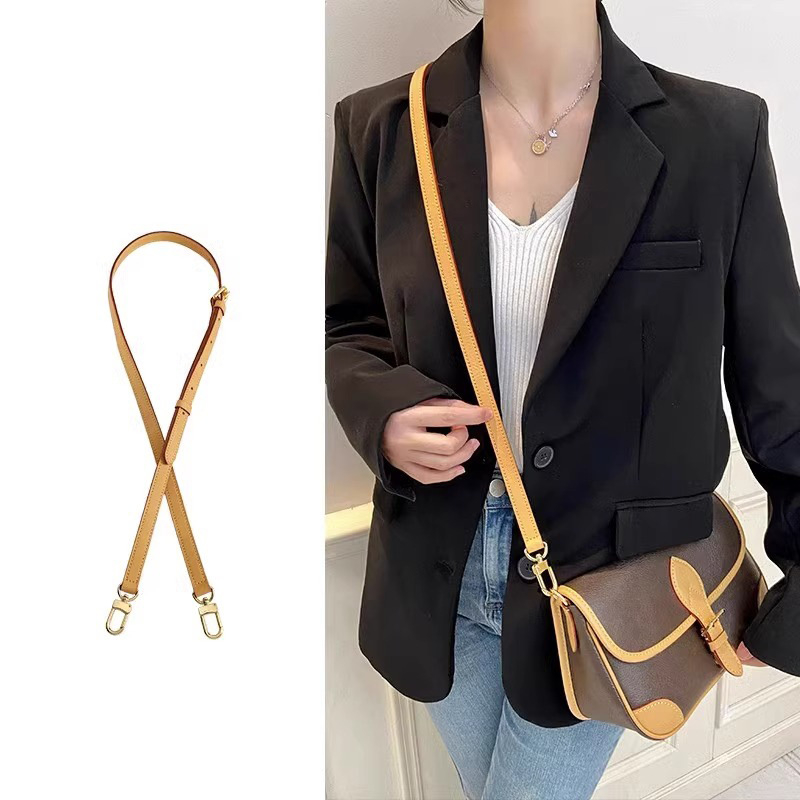 Geantă de machiaj Loewe, material Tyvek, formă cubică, multifuncțională, stil modern minimalist, model LB62402