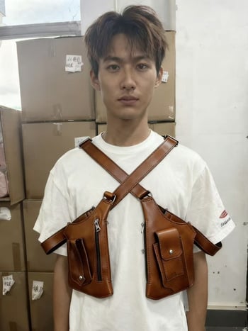 Taška na mobilný telefón z PVC, zapínanie na zips, vnútorná kapsa na telefón, vodorovný štvorcový tvar, 400 g (PVC; zips; vnútorná kapsa; vodorovný štvorcový tvar; 400 g)