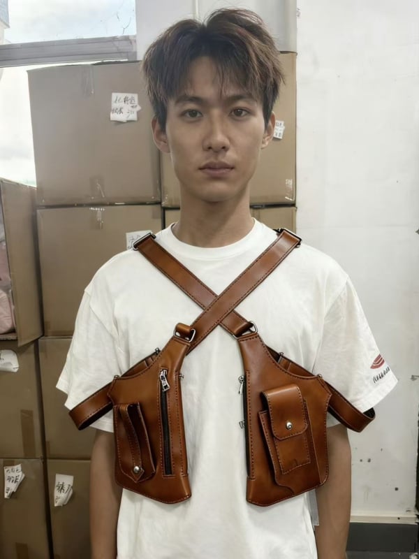 Taška na mobilný telefón z PVC, zapínanie na zips, vnútorná kapsa na telefón, vodorovný štvorcový tvar, 400 g (PVC; zips; vnútorná kapsa; vodorovný štvorcový tvar; 400 g)